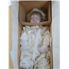 Image 2 : Aston Drake Gallery Doll "Claudia" in Box