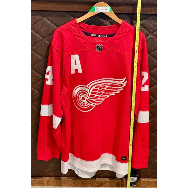 Chris Chelios HOF Autographed Detroit Redwings Authentic NHL Jersey - From S'Toon Huskies 2019 Off T