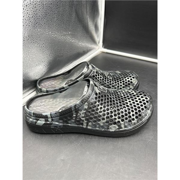 Amoi CACAMO161 Black Size 270 Mesh Clogs
