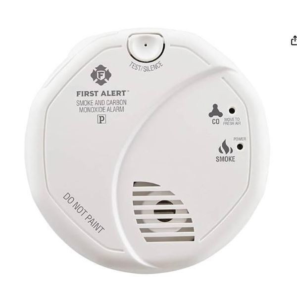 First Alert SCO5RVA Battery Operated Combination Carbon Monoxide and Smoke Alarm WITH MOUNTING PLATE