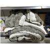 Image 2 : Frye King Blanket With 2 Pillow Cases, 100% Polyester