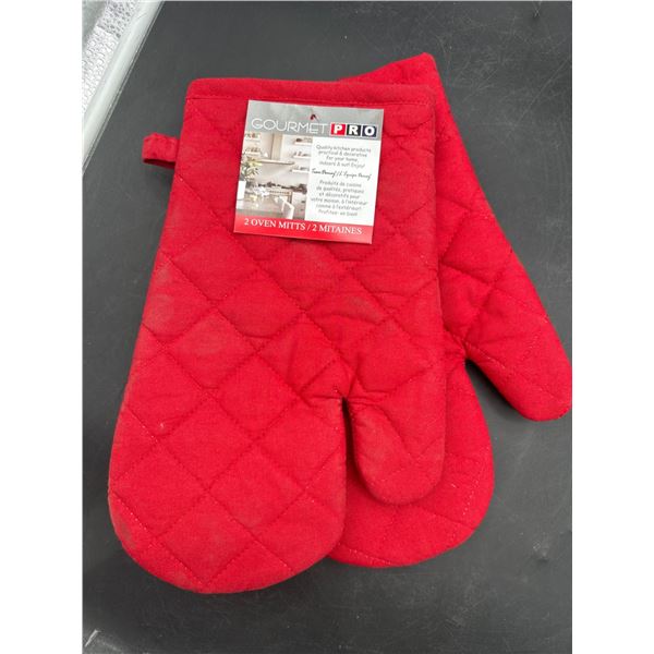 Gourmet Pro Set of 2 Red Oven Mitts for Kitchen Use
