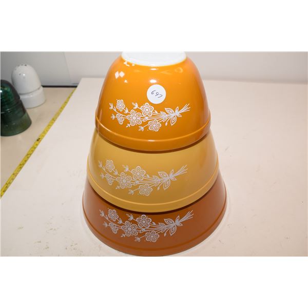 (3) Pyrex Bowl Set