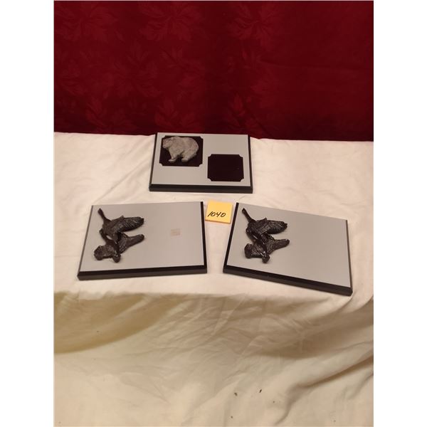 Lot # 1040: 3 plaques, bear and 2 geese