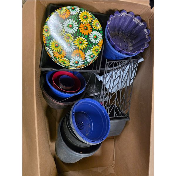 Lot of various planters