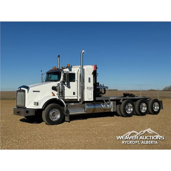 2013 KENWORTH T800 TRI DRIVE SLEEPER WINCH TRACTOR