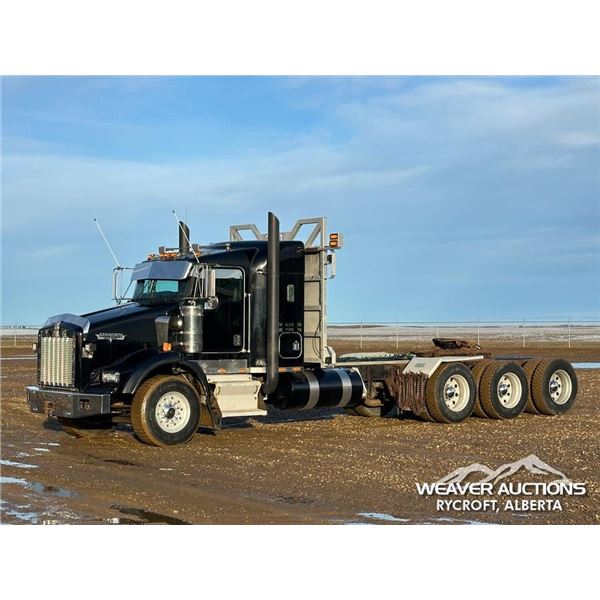 2005 KENWORTH T800 TRI DRIVE SLEEPER TRUCK TRACTOR