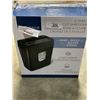 Image 1 : INSIGNIA 6-SHEET CROSSCUT SHREDDER WORKING