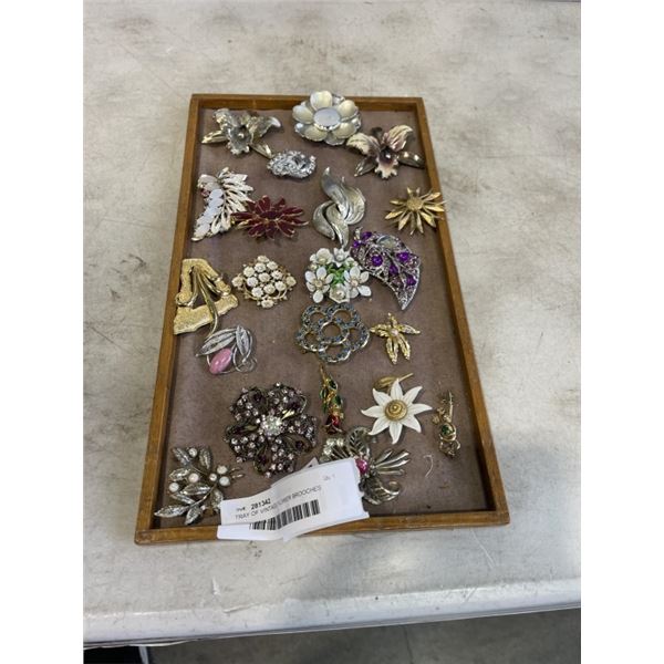 TRAY OF VINTAGE FLOWER BROOCHES