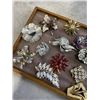 Image 2 : TRAY OF VINTAGE FLOWER BROOCHES