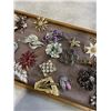 Image 3 : TRAY OF VINTAGE FLOWER BROOCHES