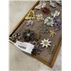 Image 4 : TRAY OF VINTAGE FLOWER BROOCHES