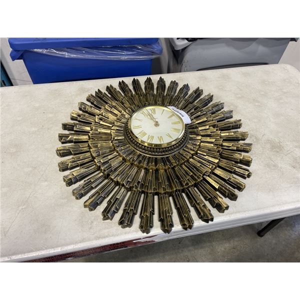 VINTAGE DECORATIVE WALL CLOCK