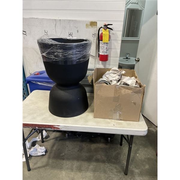 BOX OF NEW PLANTER POTS AND FLOOR POT