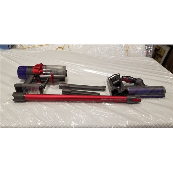 DYSON CYCLONE V10 MOTORHEAD CORDLESS STICK VACUUM - TESTED WORKING, RETAIL $699