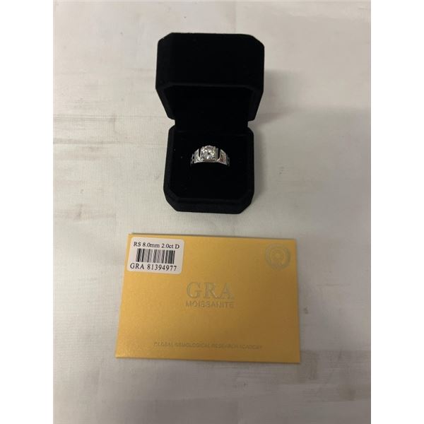 NEW S925 MOISANNITE LAB DIAMOND MANS RING, RESIZEABLE, MOUNTED IN 925 STERLING SILVER W/ WHITE GOLD 