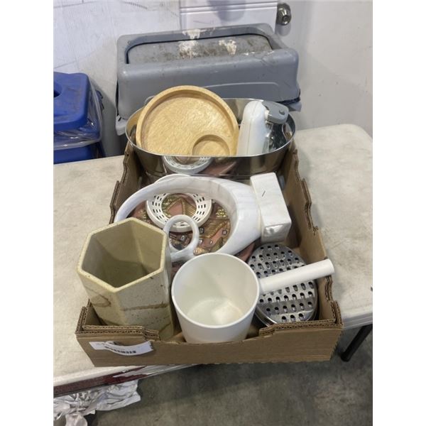 TRAY OF HOUSEHOLD ITEMS