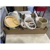 Image 2 : TRAY OF HOUSEHOLD ITEMS