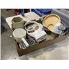 Image 3 : TRAY OF HOUSEHOLD ITEMS