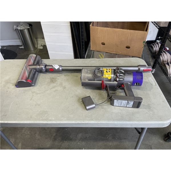 DYSON V10 MOTORHEAD CORDLESS VACUUM WORKING WITH CHARGER