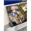 Image 2 : 2 TRAYUS OF COLECTIBLE STONES AND GEMS