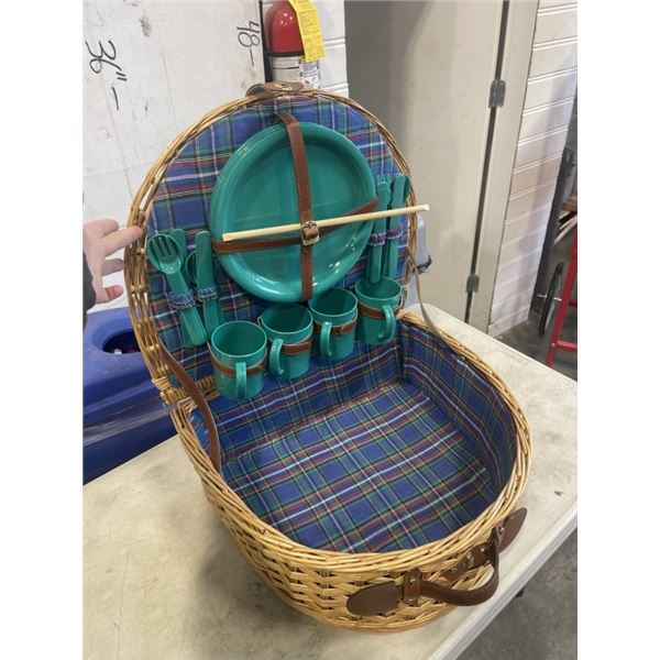 LARGE WICKER BASKET PICNIC SET