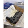 Image 2 : BOX OF CLOTHES TIP TOP SWEATERS, CALVIN KLEIN SHIRT AND SWEATER