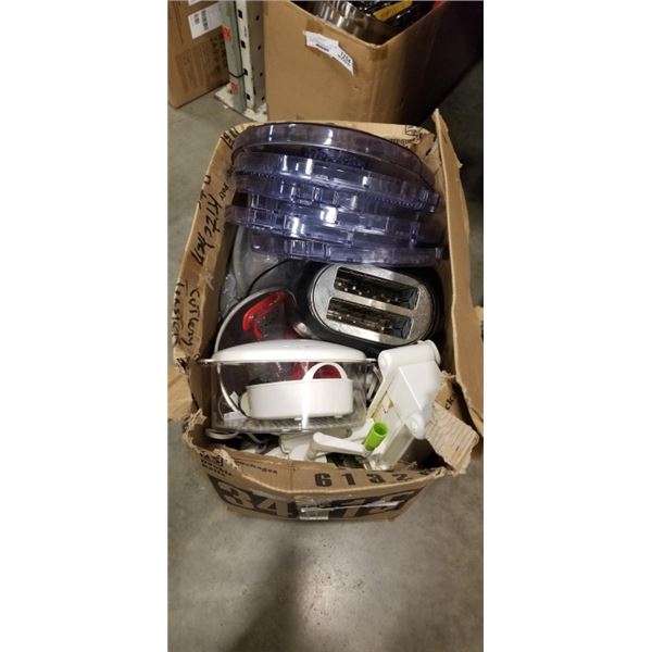 BOX OF KITCHEN APPLIANCES, COOLANDER, MARBLE CUTTING BOARD AND MORE