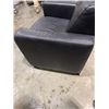 Image 5 : MODERN BLACK LEATHER TUB CHAIR