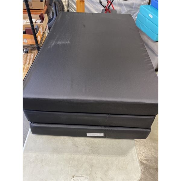 BLACK FOLDING SLEEP MATT, 39 X 76 INCH