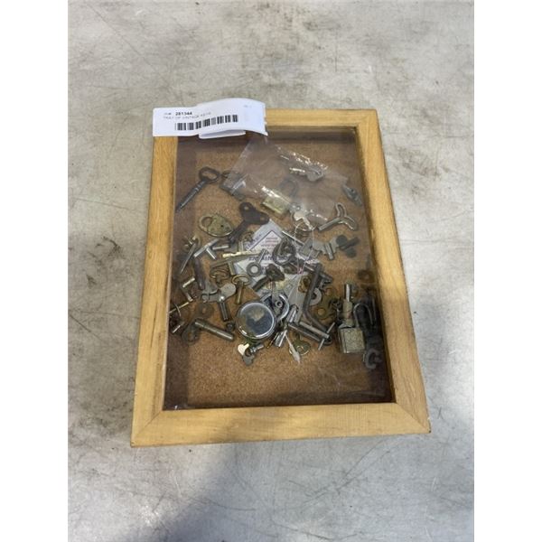 TRAY OF VINTAGE KEYS