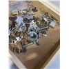 Image 4 : TRAY OF VINTAGE KEYS
