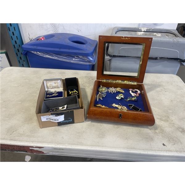 TRAY OF EARINGS AND JEWELLERY CASE W/ 12 VINTAGE BROOCHES