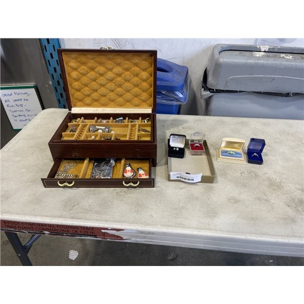 JEWELLERY BOX W/ CONTENTS AND 4 DINNER RINGS