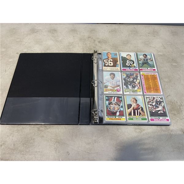 BINDER OF 90 TOPPS FOOTBALL CARDS 1970S