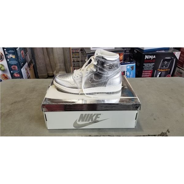 NEW NIKE WOMENS AIR JORDAN 1 RETRO HIGH OG METALLIC SILVER SIZE US 10