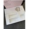 Image 3 : HOW WOMEN TELL TIME AM / PM  WALL RACK GIFT SET, WITH RACK, 2 WINE GLASSES AND 2 WHITE CERAMIC MUGS,