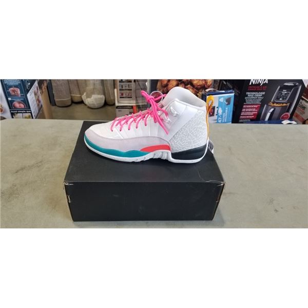 NEW NIKE AIR JORDAN 12 RETRO WHITE  / VAPOR GREEN SIZE US 7Y