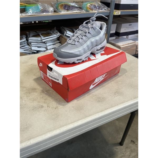 NEW NIKE AIR MAX 95 WOLF GREY / MIDNIGHT NAVY SIZE US MENS 7.5, WOMENS 9