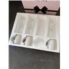 Image 3 : HOW WOMEN TELL TIME WALL RACK GIFT SET, WITH RACK, 4 WINE GLASSES AND 4 WHITE CERAMIC MUGS, ALL DISH