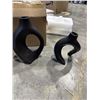 Image 3 : 2 NEW HANGING FACE SWING PLANTERS AND NEW SET OF BLACK VASES
