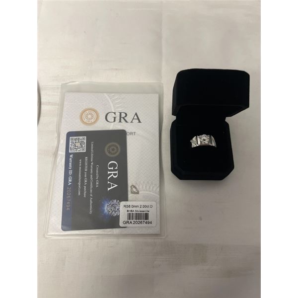 NEW S925 2.0CT MOISSANITE LAB DIAMOND MANS RING, SIZE 10, MOUNTED IN 925 STERLING SILVER W/ WHITE GO