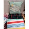 Image 2 : pillows and blankets