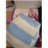 Image 3 : pillows and blankets