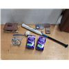 Image 1 : base ball bat + ball, décor house misc
