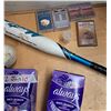 Image 4 : base ball bat + ball, décor house misc