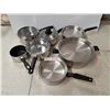 Image 1 : 7 pots 1 missing a lid