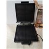 Image 2 : dazey waffle baker
