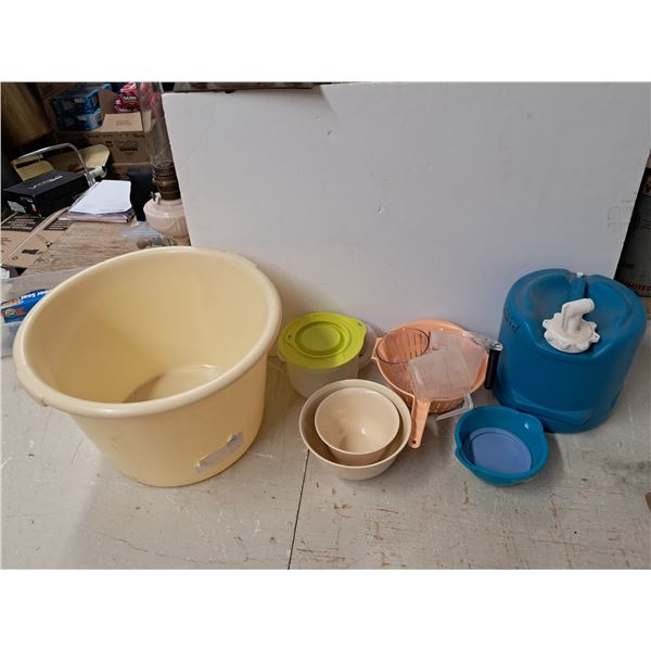 lot of kitchen containers