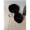 Image 2 : 2 fur hats
